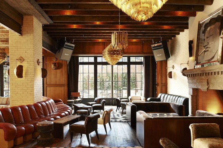 Lobby lounge