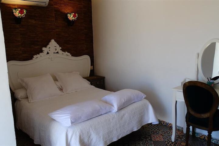 Room 5 of 18