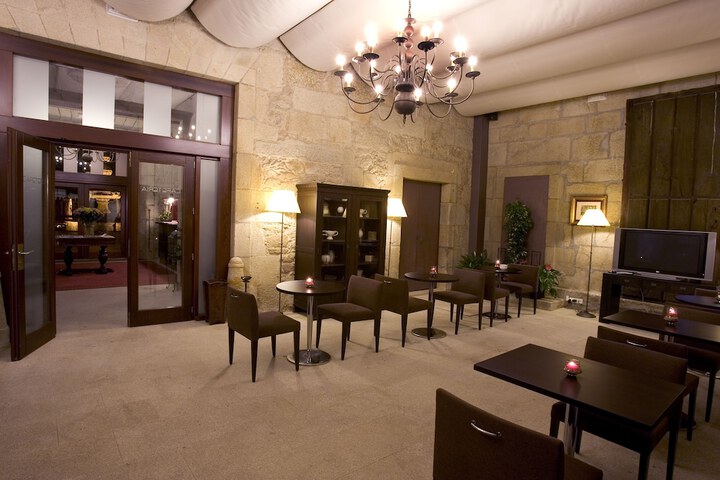 Lounge 16 of 24