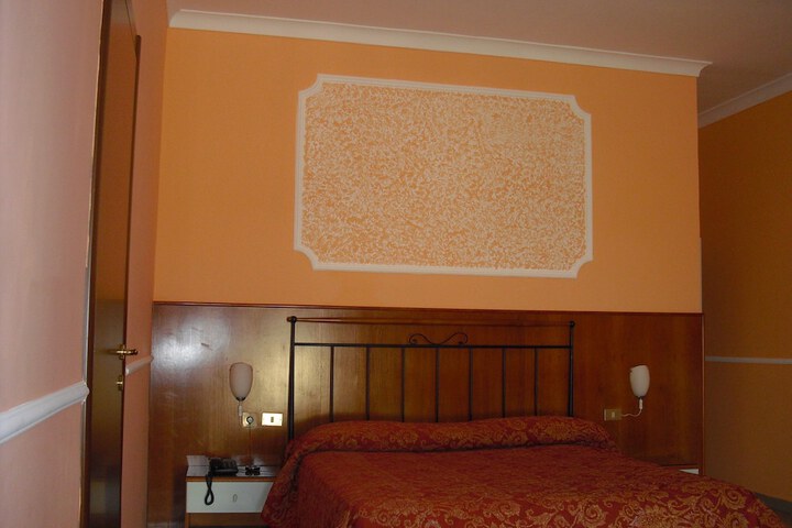 Room 4 of 10