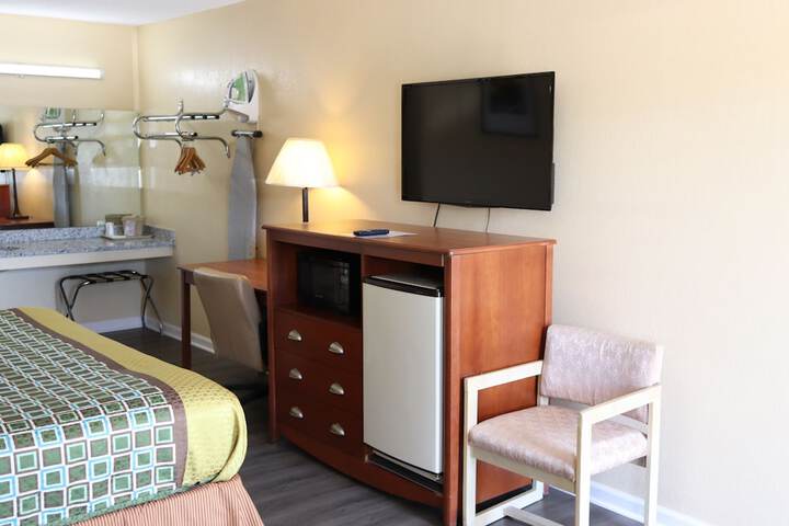 Deluxe King Bed (7 of 33)