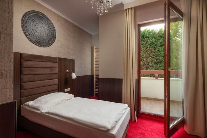 Room 3 of 33