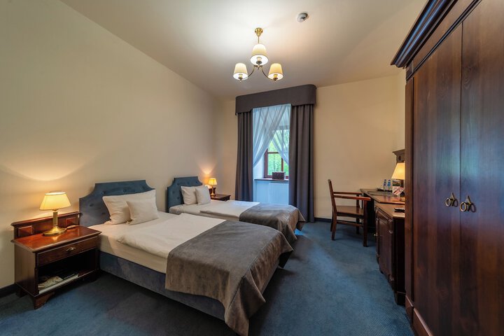 Room 4 of 33