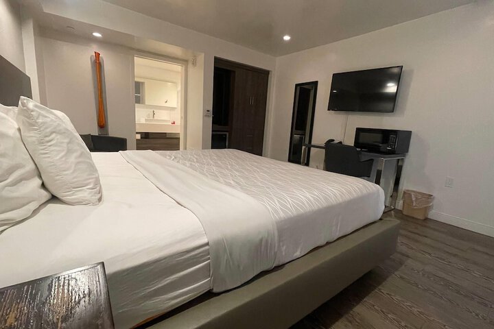 Room 4 of 12