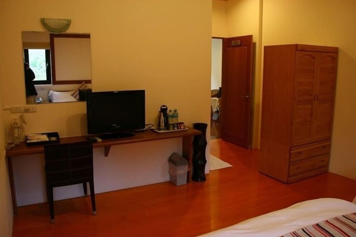 Room 6 of 12