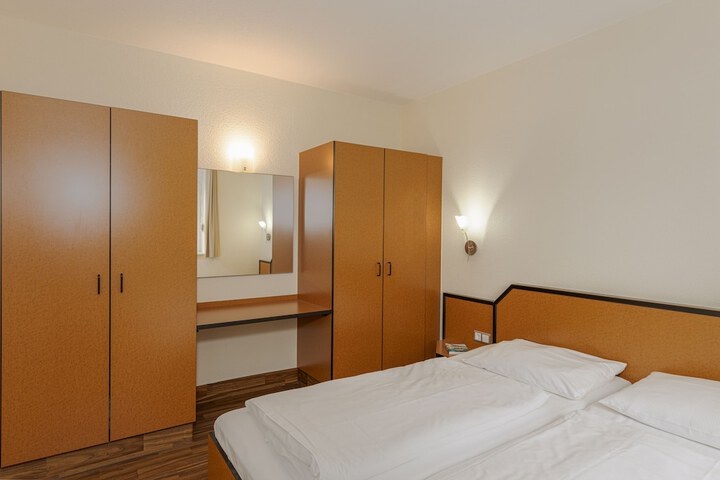 Room 2 of 33