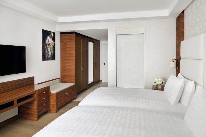 Room 12 of 180