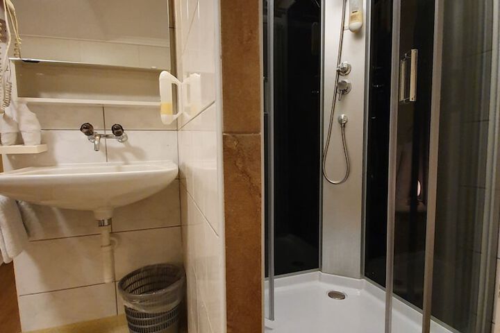 Room 208 of 266