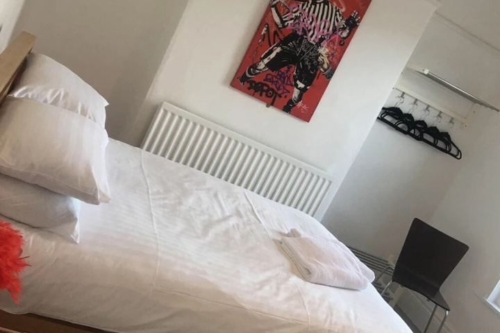 Room 6 of 16