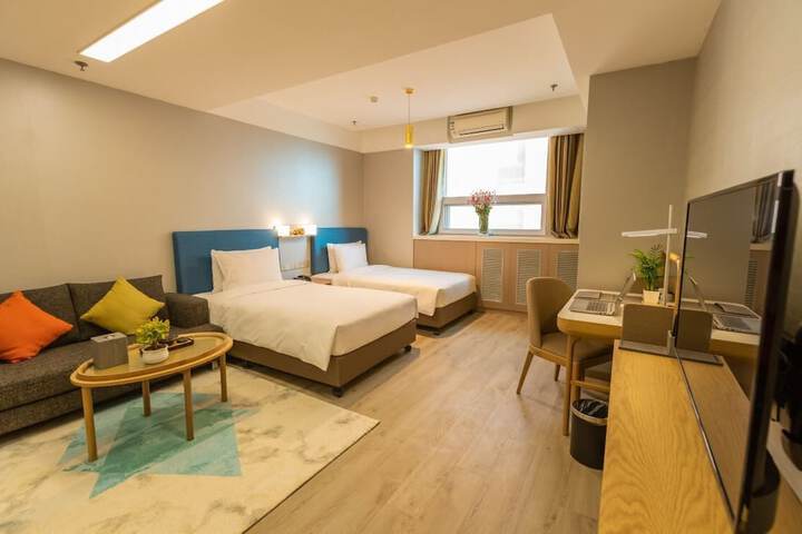 Room 6 of 24