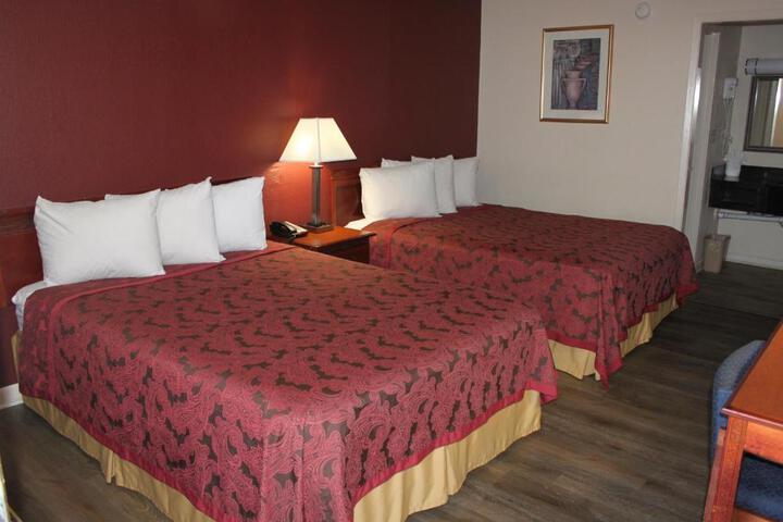 2 Queen Beds (12 of 12)