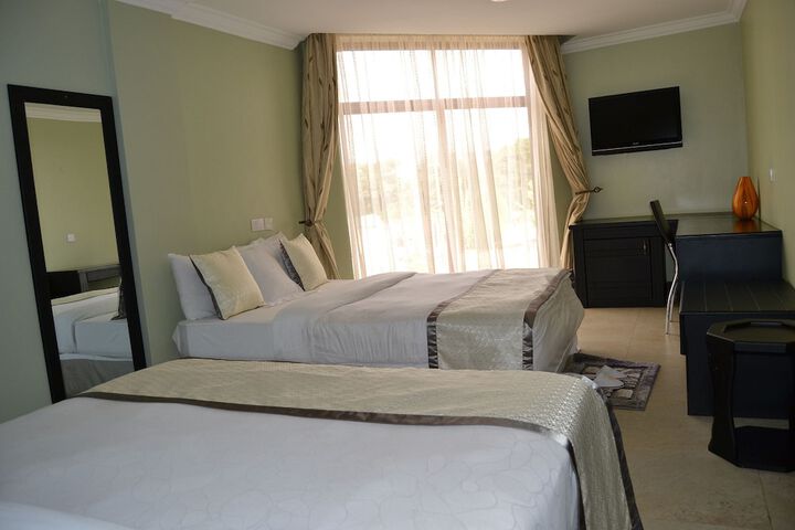 Room 4 of 33