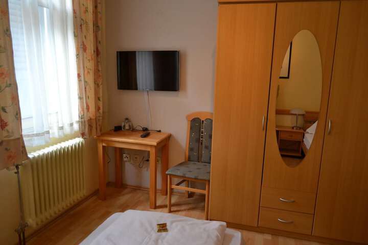 Room 6 of 42