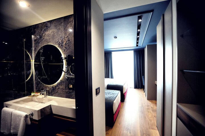 Room 17 of 107