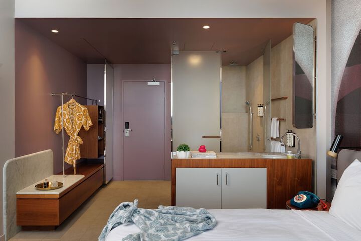 Room 28 of 74