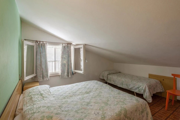 Room 4 of 15