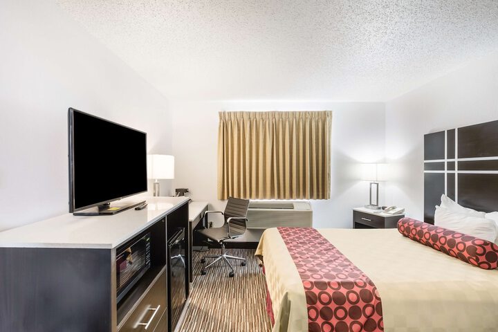 1 Queen Bed (9 of 13)