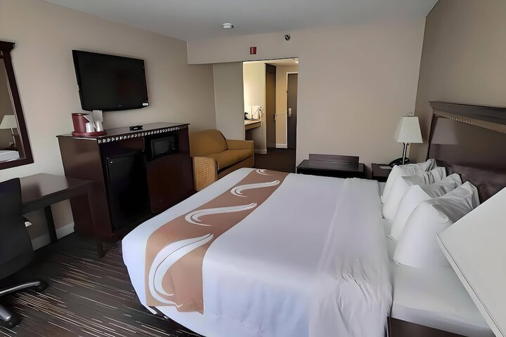 Room 6 of 33