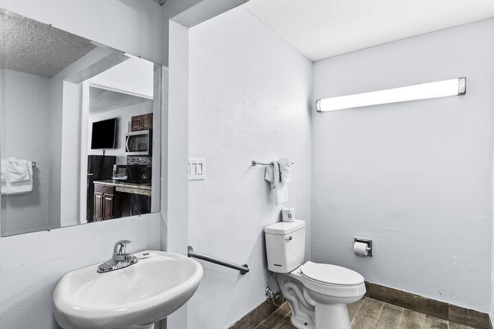 1 Queen Bed Kitchen (21 of 30)