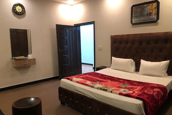Room 8 of 11