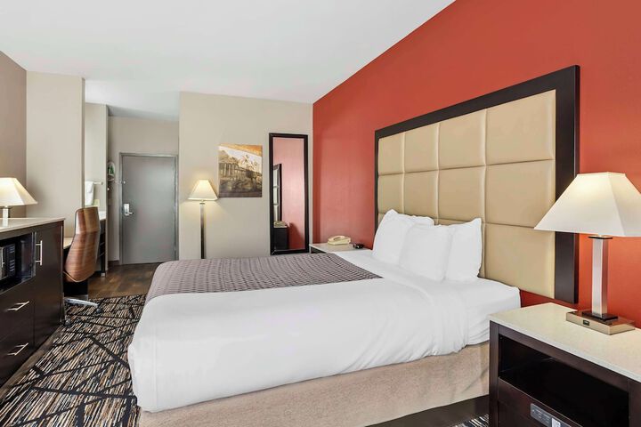 1 Queen Bed Pet Friendly Room Work Desk Sofa Microwave and Refrigerator WiFi Full Breakfast (25 of 31)