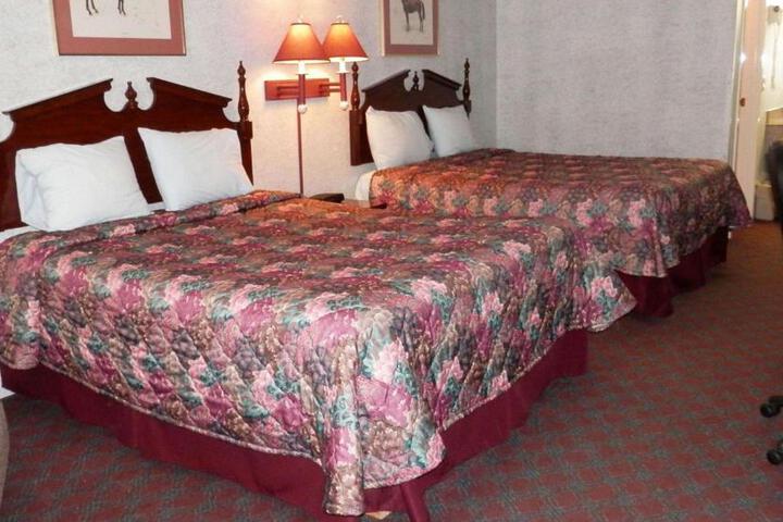 2 Queen Beds (2 of 7)