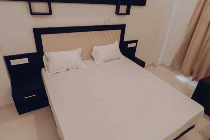 Room 7 of 11