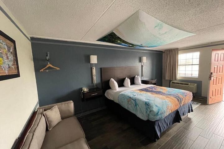 Room 4 of 10