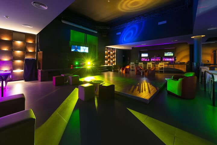 Lounge 121 of 147