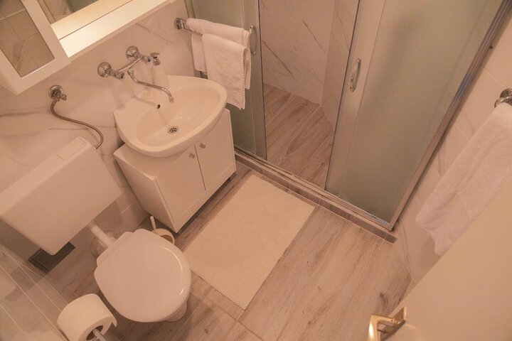 Room 72 of 102