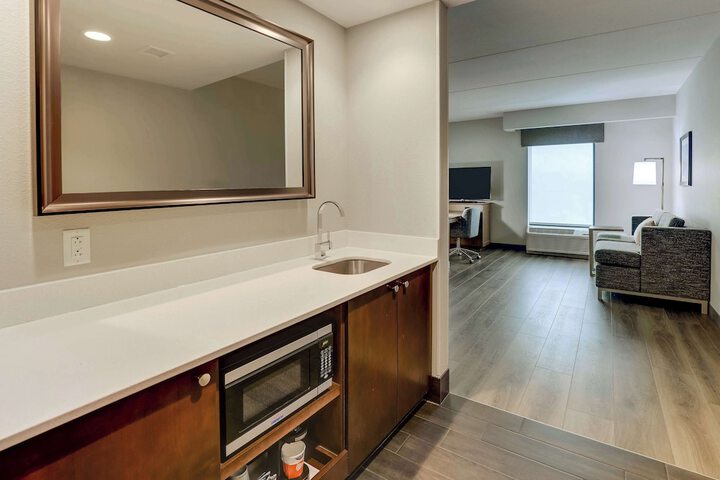2 Queen with Microwave, Refrigerator City View (5 of 6)