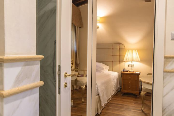 Room 47 of 106
