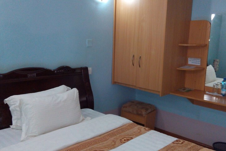 Room 7 of 16