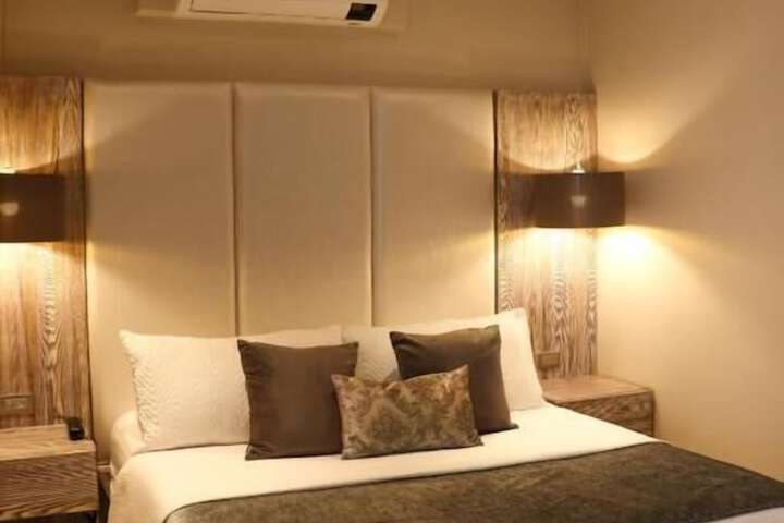 Room 5 of 18
