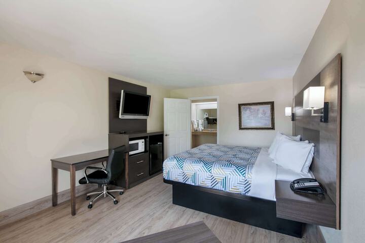 Deluxe Room 1 King Bed Refrigerator, Microwave (12 of 14)