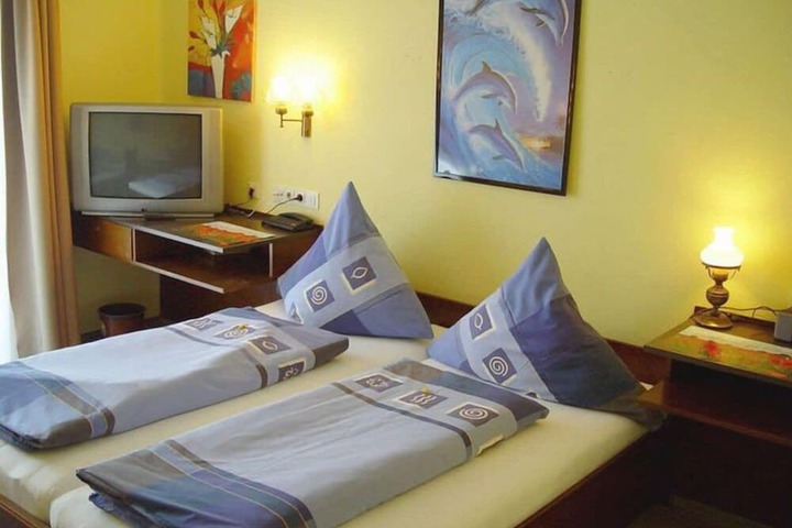 Room 6 of 16