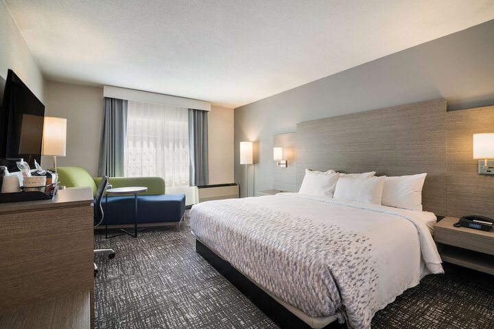 1 King Bed Desk Microwave and Refrigerator Full Breakfast (7 of 19)