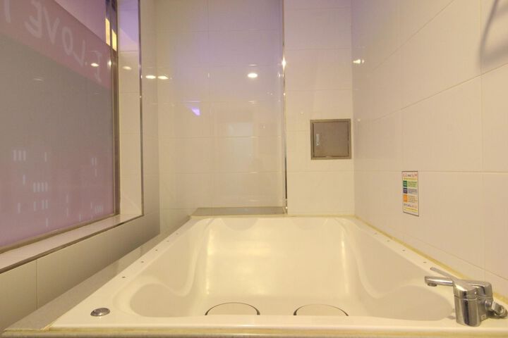 Room 21 of 25