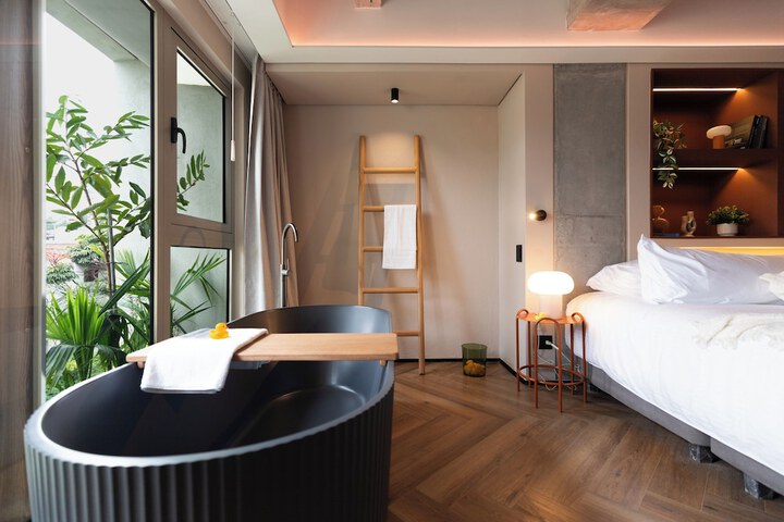 Room 40 of 102