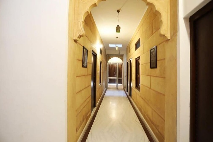 Room 7 of 12
