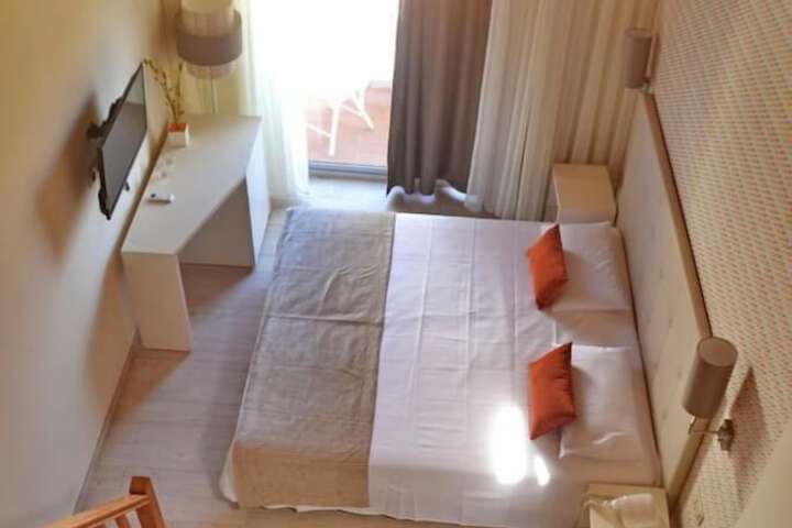 Room 13 of 36