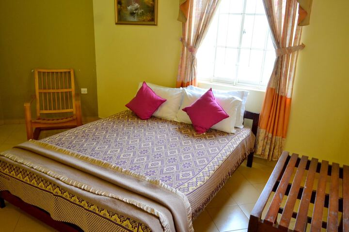 Room 6 of 8
