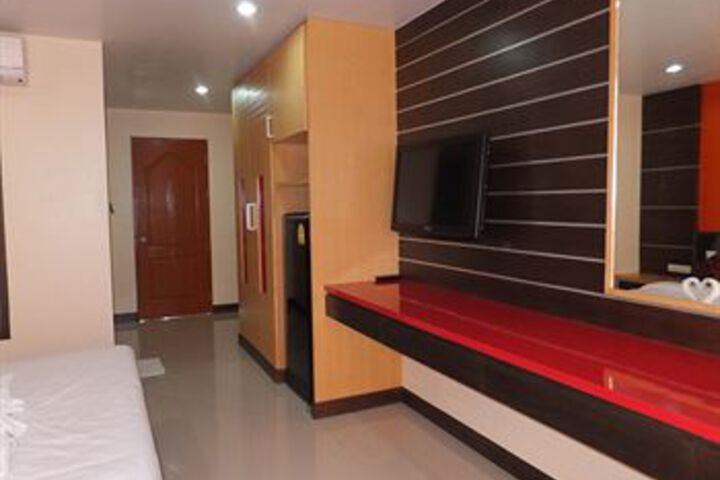 Room 8 of 9