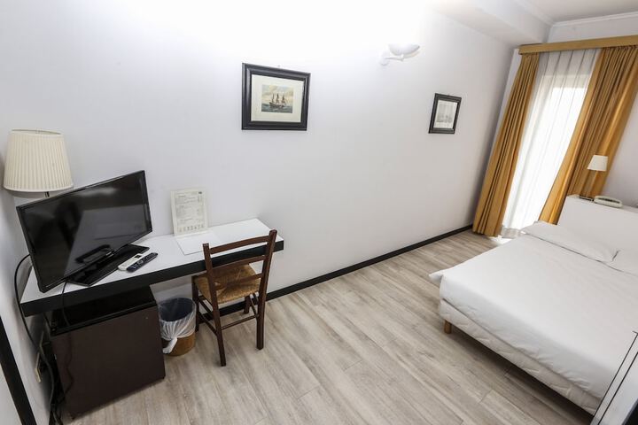 Room 13 of 34