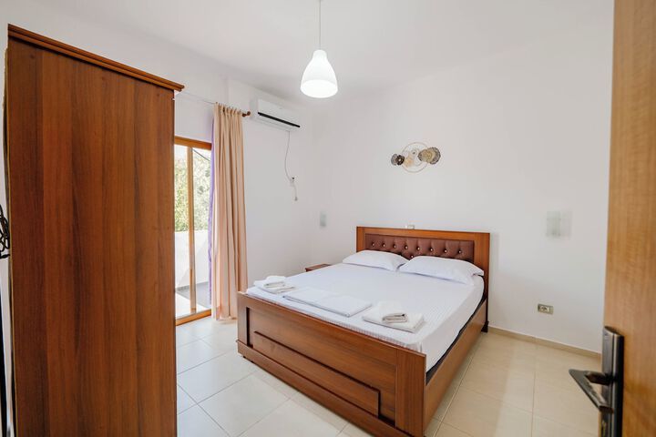 Room 6 of 25
