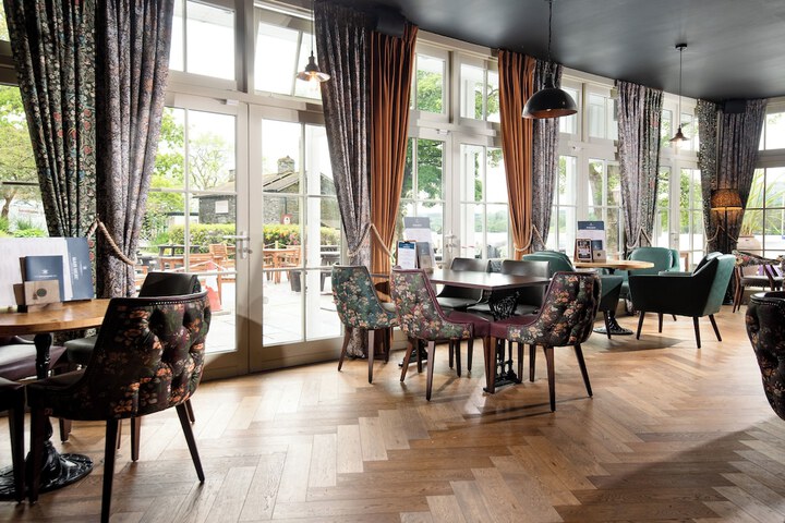 Lounge 49 of 72