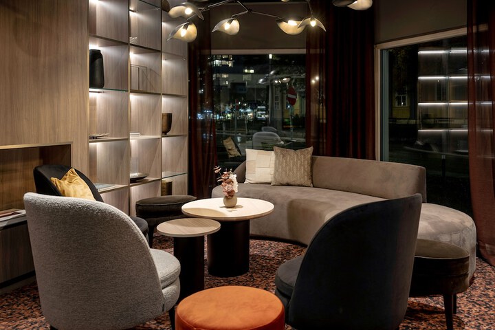 Lounge 80 of 93