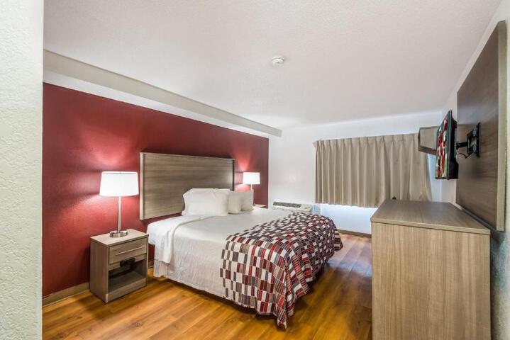 1 Queen Bed (10 of 14)