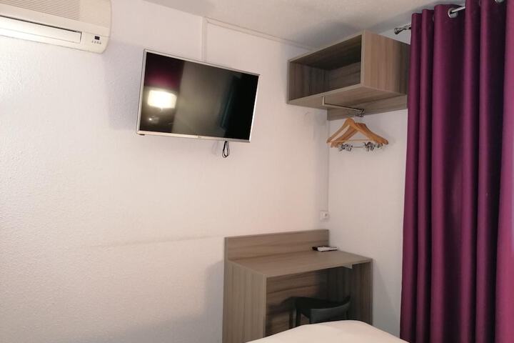 Room 4 of 28