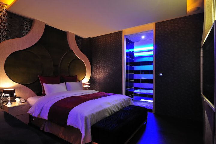 Room 9 of 50